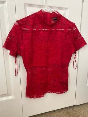 GUESS Red Floral Lace Mock Neck Short Sleeve Top Size M